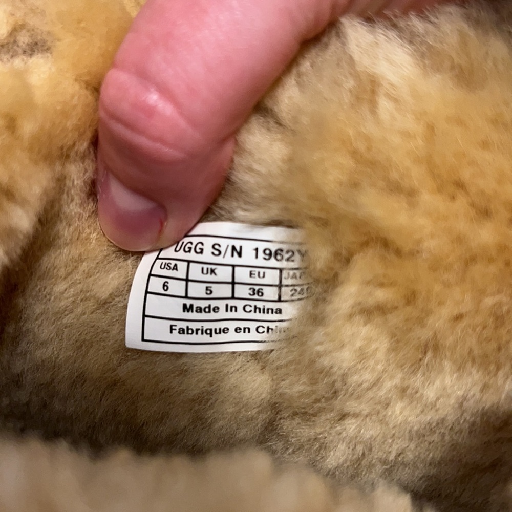 UGG Bailey Button Triple - Picture 5 of 5